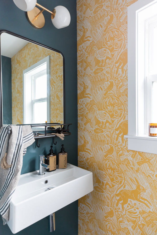 Свежая идея для дизайна: туалет в стиле ретро с желтыми стенами и подвесной раковиной - отличное фото интерьера