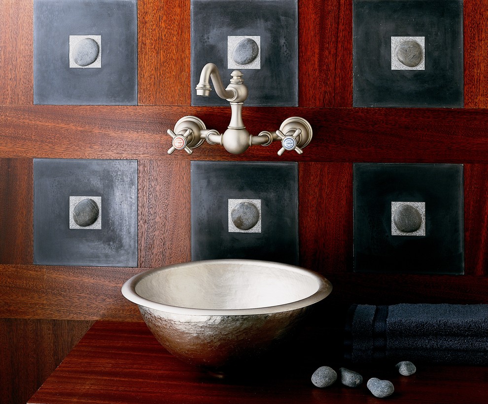 Idée de décoration pour un petit WC et toilettes asiatique avec un carrelage noir, un plan de toilette en bois et un carrelage de pierre.