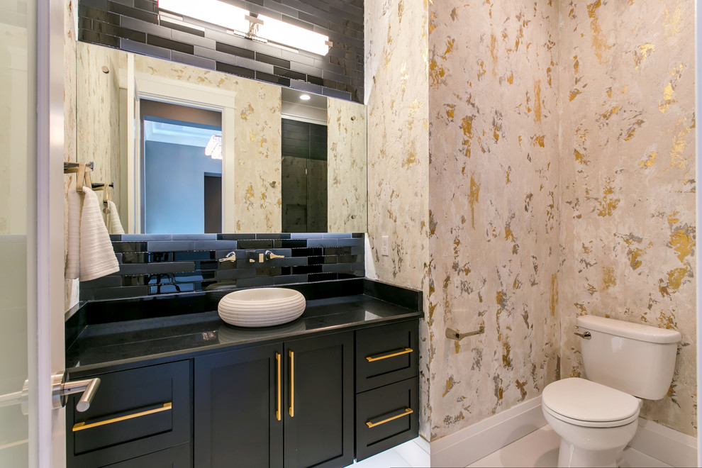 Свежая идея для дизайна: туалет среднего размера в современном стиле с фасадами в стиле шейкер, черными фасадами, раздельным унитазом, черной плиткой, стеклянной плиткой, разноцветными стенами, настольной раковиной, столешницей из искусственного кварца и белым полом - отличное фото интерьера