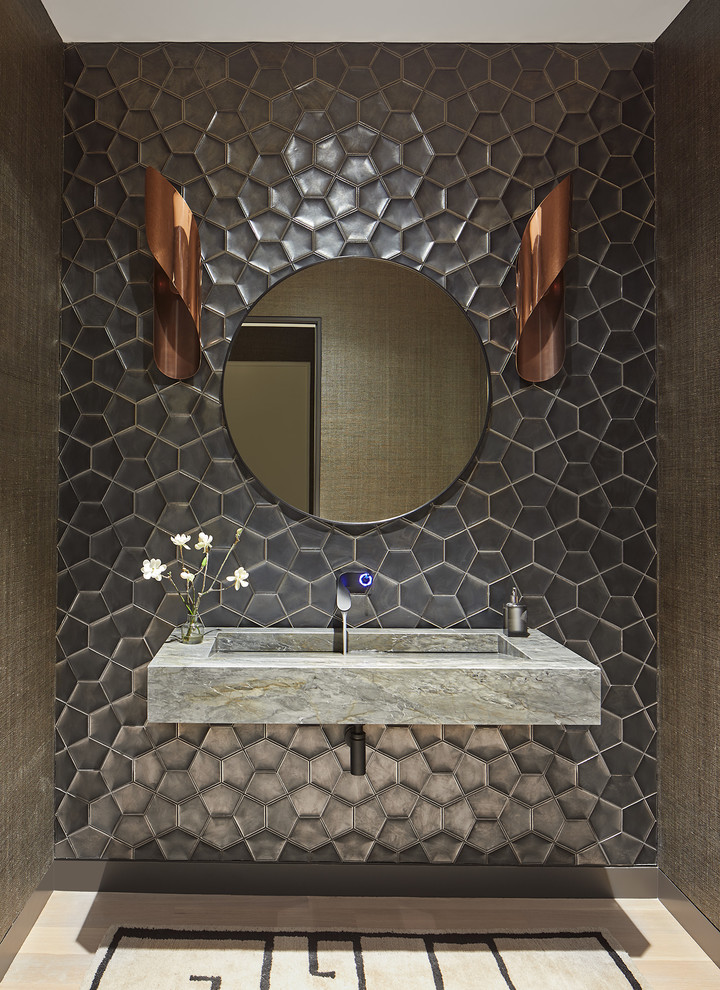Пример оригинального дизайна: туалет среднего размера в современном стиле с серой плиткой, серыми стенами, подвесной раковиной, бежевым полом и серой столешницей