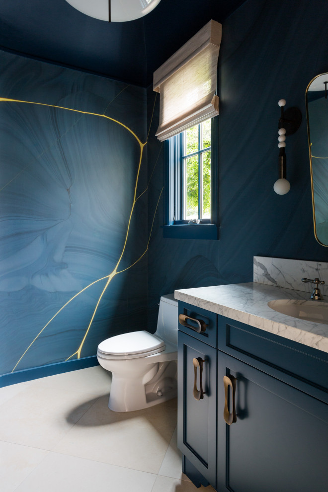 Esempio di un bagno di servizio design di medie dimensioni con ante blu, top bianco, carta da parati, ante in stile shaker, WC a due pezzi, pareti blu, lavabo sottopiano, pavimento beige e mobile bagno freestanding
