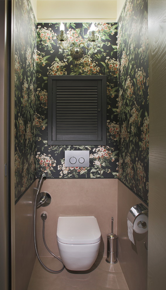 Inspiration för ett eklektiskt toalett, med en vägghängd toalettstol och flerfärgade väggar