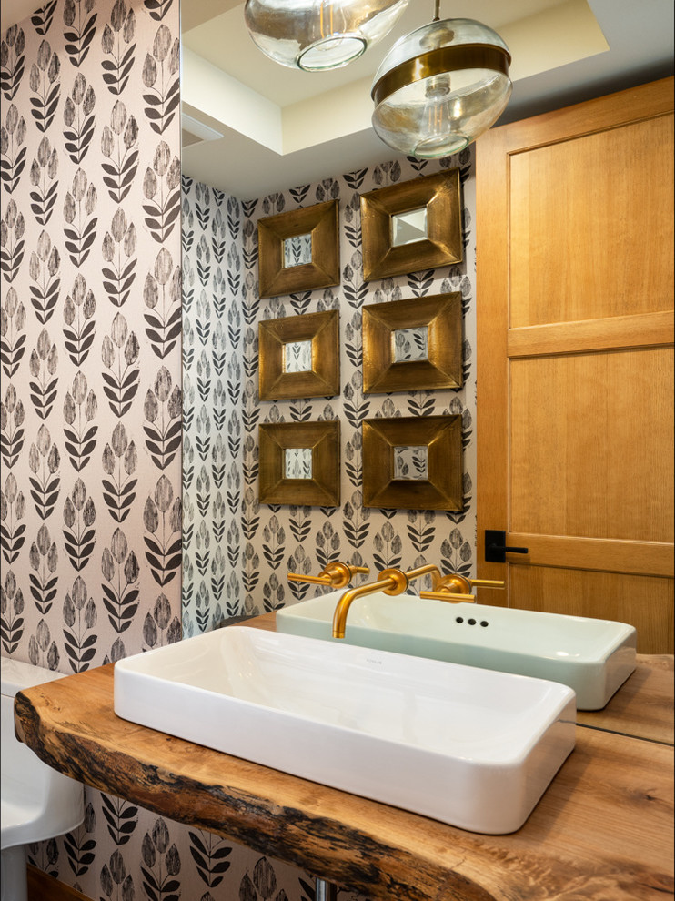 Klassische Gästetoilette mit Toilette mit Aufsatzspülkasten und Waschtisch aus Holz in Sonstige
