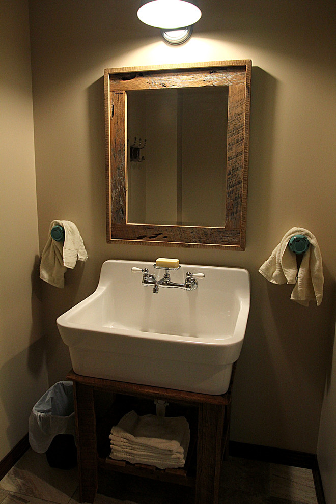 Foto di un bagno di servizio country con lavabo a bacinella e pareti marroni
