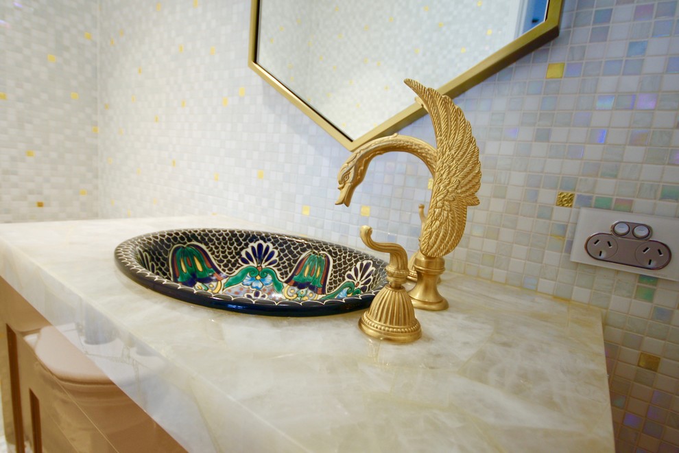 Пример оригинального дизайна: туалет среднего размера в классическом стиле с фасадами с утопленной филенкой, желтыми фасадами, унитазом-моноблоком, белой плиткой, плиткой мозаикой, белыми стенами, полом из мозаичной плитки, накладной раковиной, мраморной столешницей, разноцветным полом и разноцветной столешницей