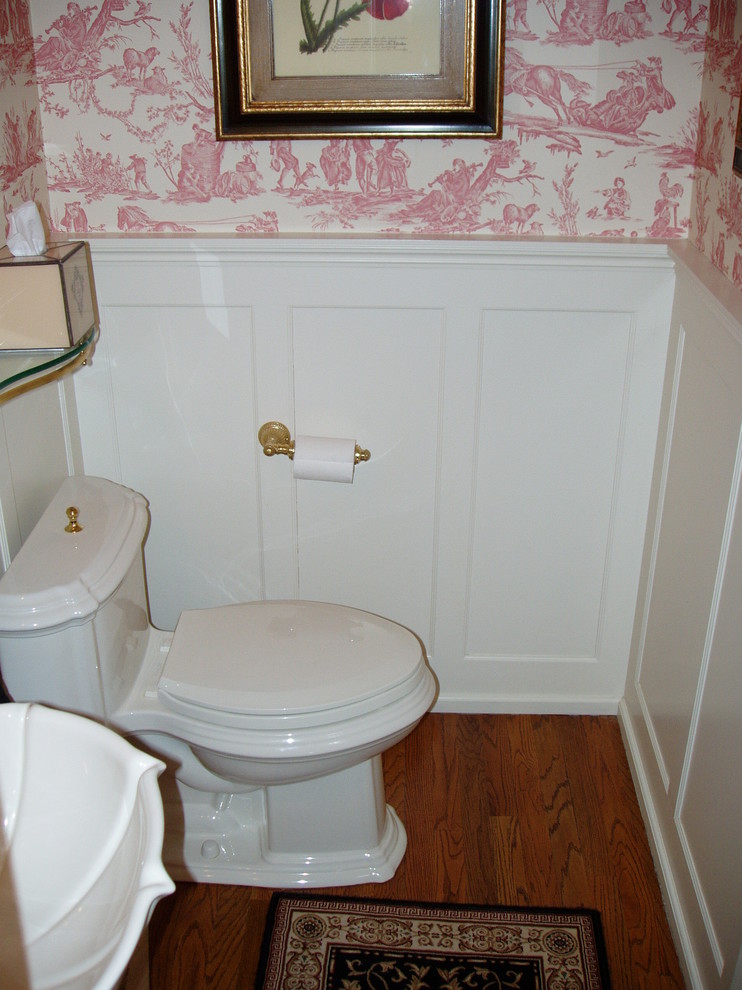 Idéer för ett toalett, med luckor med infälld panel, en toalettstol med separat cisternkåpa och ett piedestal handfat