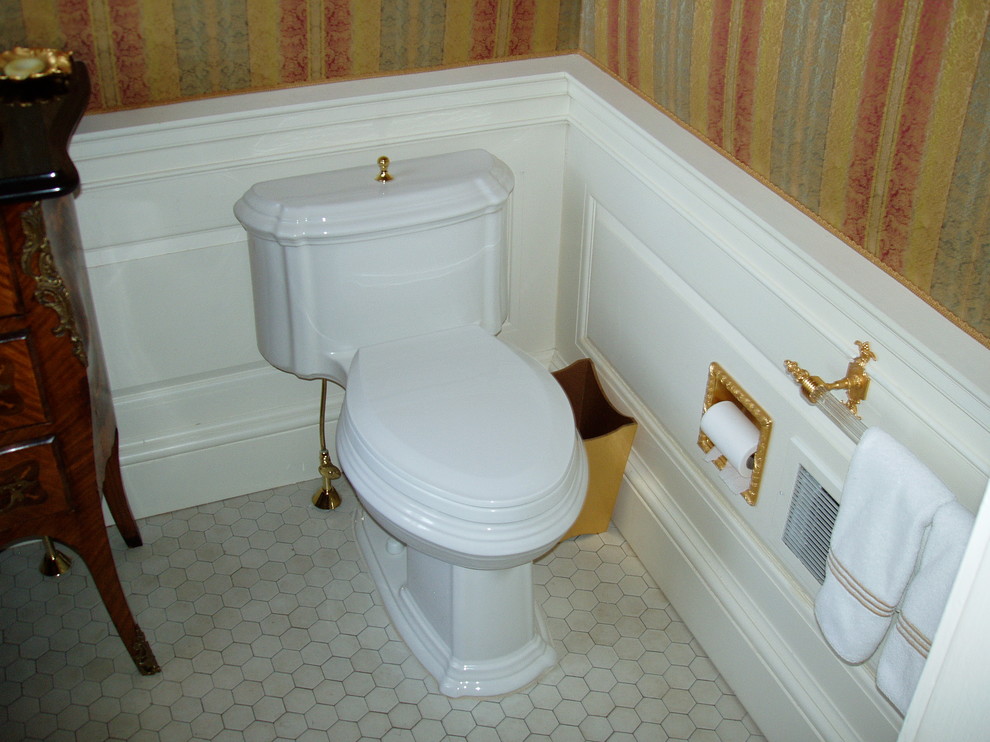 Exempel på ett toalett, med en toalettstol med separat cisternkåpa och ett fristående handfat