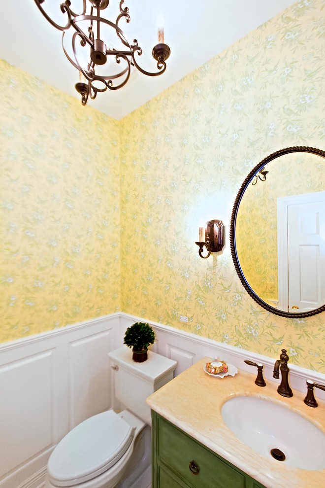 Источник вдохновения для домашнего уюта: маленький туалет в стиле неоклассика (современная классика) с врезной раковиной, фасадами островного типа, зелеными фасадами, мраморной столешницей, раздельным унитазом, желтыми стенами, мраморным полом, белой плиткой и плиткой мозаикой для на участке и в саду