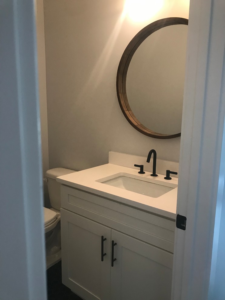 Idéer för att renovera ett litet vintage vit vitt toalett, med skåp i shakerstil, vita skåp, en toalettstol med separat cisternkåpa, vita väggar, mörkt trägolv, ett undermonterad handfat, bänkskiva i akrylsten och brunt golv