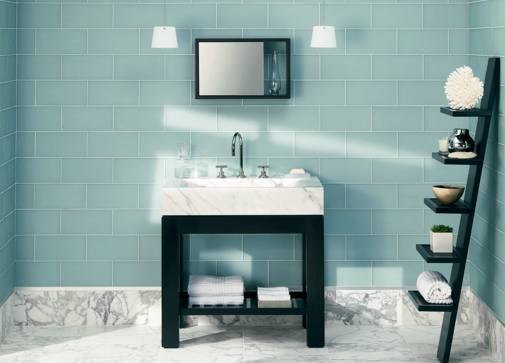 Bild på ett mellanstort funkis toalett, med öppna hyllor, svarta skåp, blå kakel, glaskakel, marmorgolv, ett integrerad handfat och marmorbänkskiva