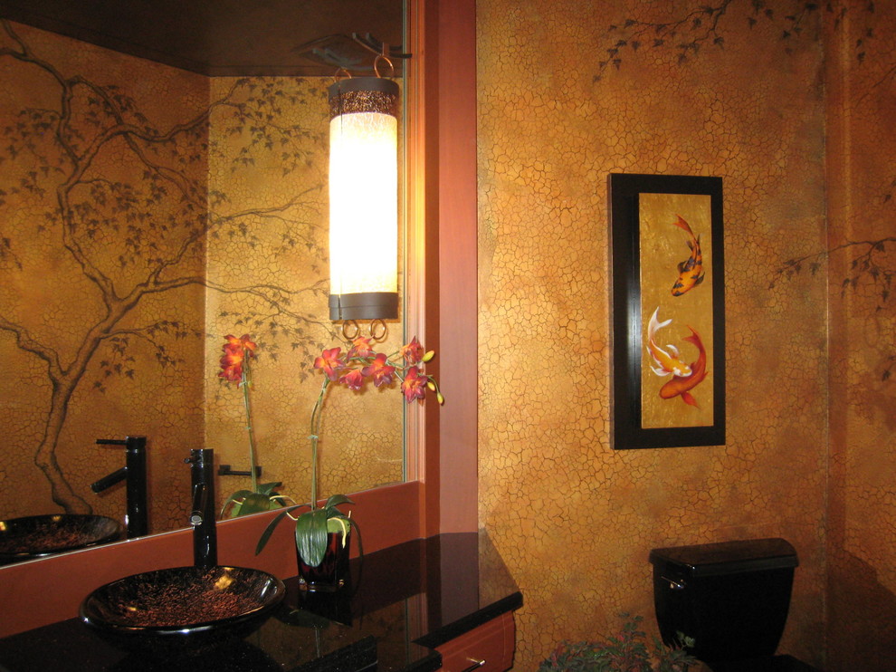 Stilmix Gästetoilette mit hellbraunen Holzschränken und Granit-Waschbecken/Waschtisch in Portland