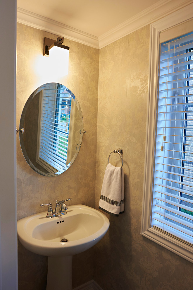 Immagine di un piccolo bagno di servizio tradizionale con pareti beige e lavabo a colonna