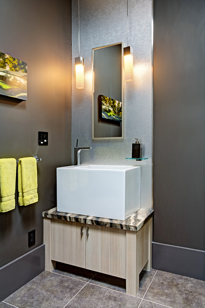 Foto di un piccolo bagno di servizio minimal con consolle stile comò, ante in legno chiaro e top in granito