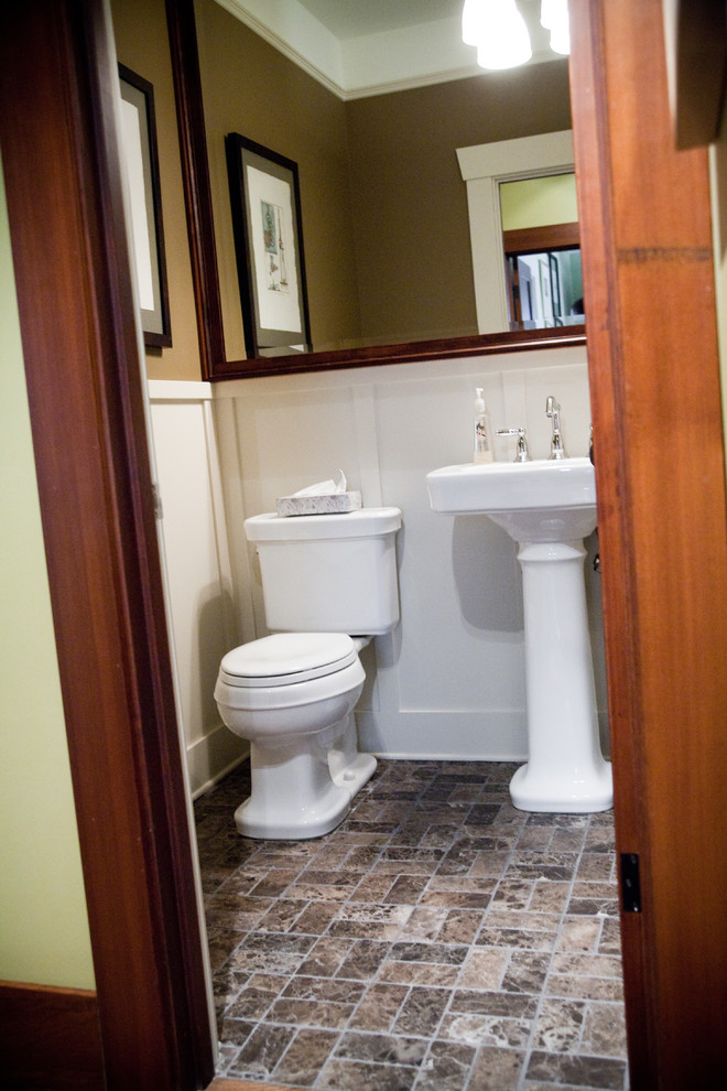 Cette photo montre un WC et toilettes craftsman.