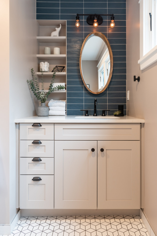 Свежая идея для дизайна: туалет среднего размера в стиле неоклассика (современная классика) с фасадами в стиле шейкер, белыми фасадами, раздельным унитазом, синей плиткой, плиткой кабанчик, серыми стенами, полом из керамической плитки, врезной раковиной, столешницей из искусственного кварца, белым полом, белой столешницей и встроенной тумбой - отличное фото интерьера