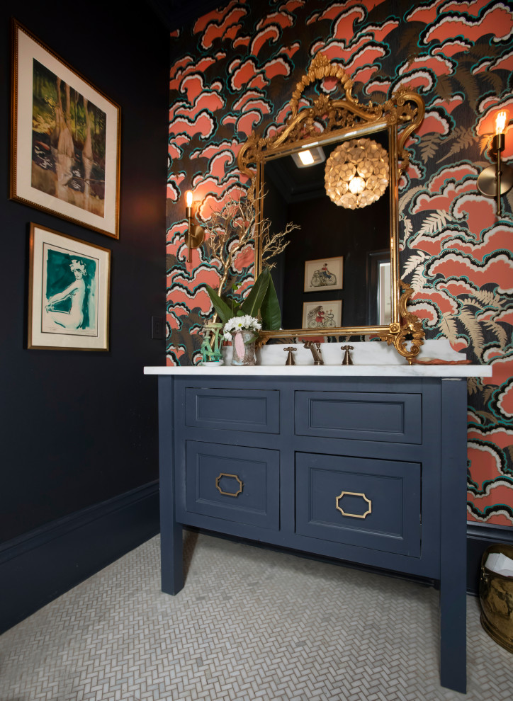 Пример оригинального дизайна: туалет в стиле неоклассика (современная классика) с фасадами в стиле шейкер, синими фасадами, разноцветными стенами, полом из мозаичной плитки, врезной раковиной, белым полом, белой столешницей, напольной тумбой и обоями на стенах