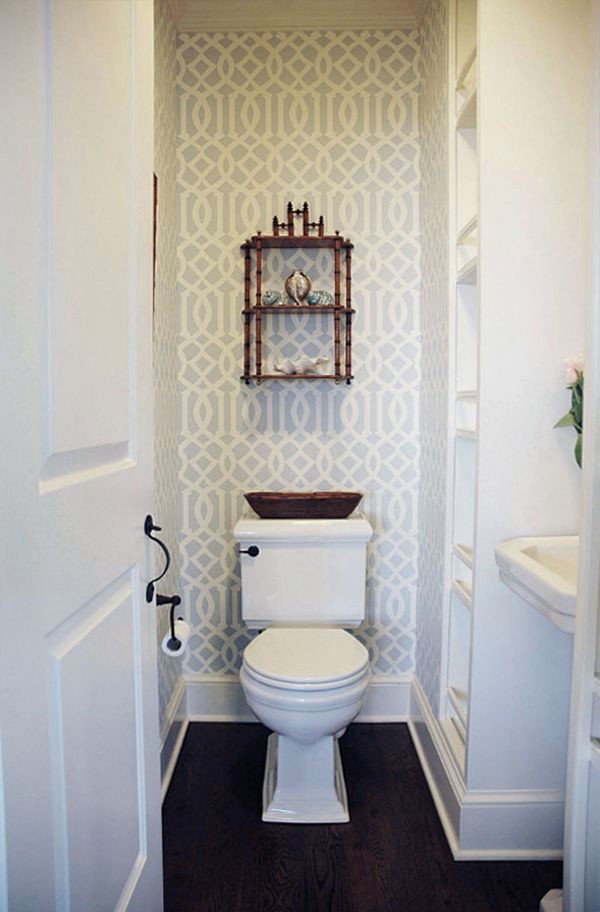 Foto di un bagno di servizio classico con WC a due pezzi, pareti bianche, parquet scuro, lavabo a colonna e pavimento marrone