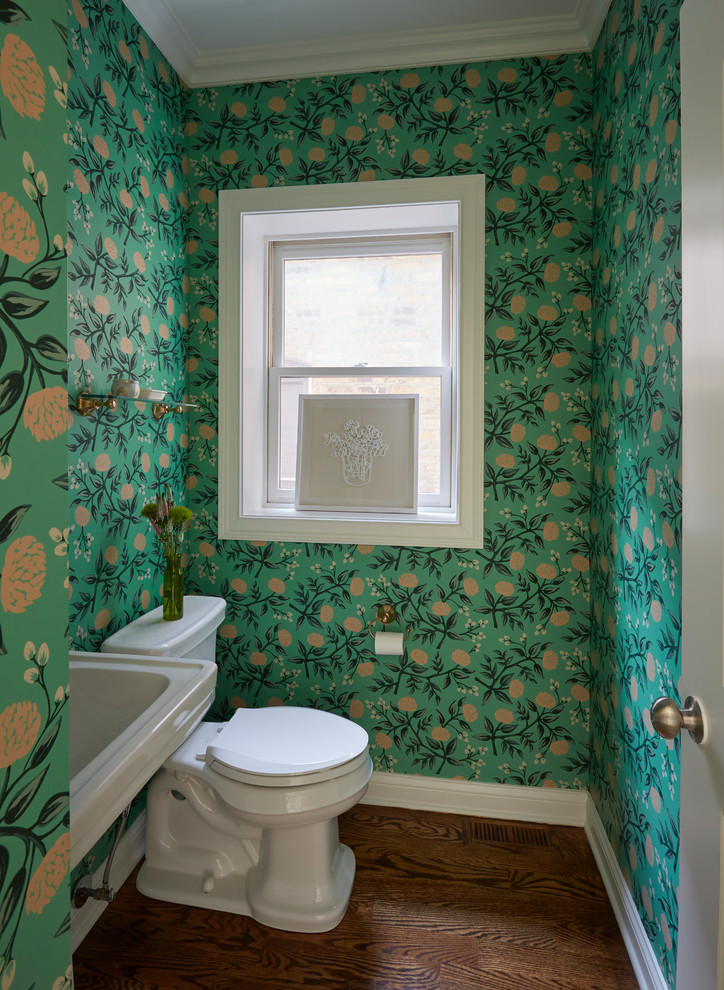 Cette photo montre un WC et toilettes chic avec un mur vert, parquet foncé et un sol marron.