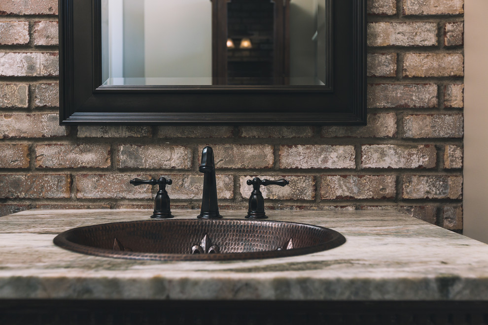 Foto di un piccolo bagno di servizio rustico con ante in legno bruno, piastrelle grigie, piastrelle in pietra, lavabo da incasso, top in granito e top grigio