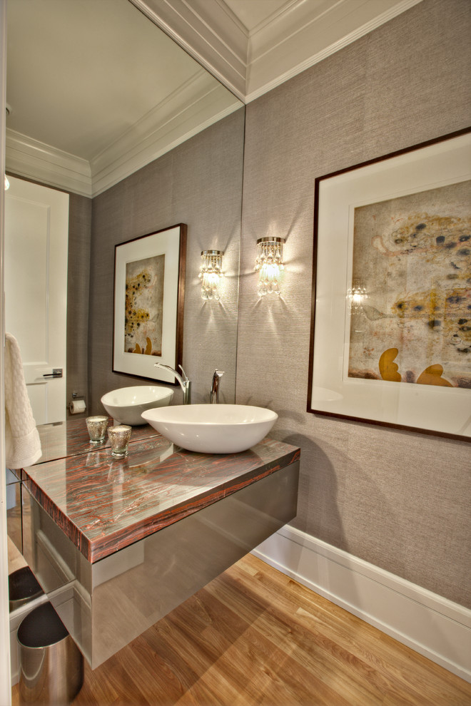 Aménagement d'un WC et toilettes classique avec une vasque, un mur beige et parquet clair.