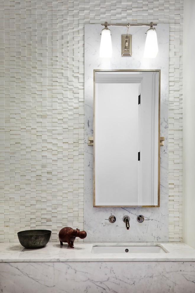 Ejemplo de aseo actual de tamaño medio con baldosas y/o azulejos blancos, baldosas y/o azulejos en mosaico, paredes blancas, lavabo bajoencimera, encimera de mármol y encimeras blancas