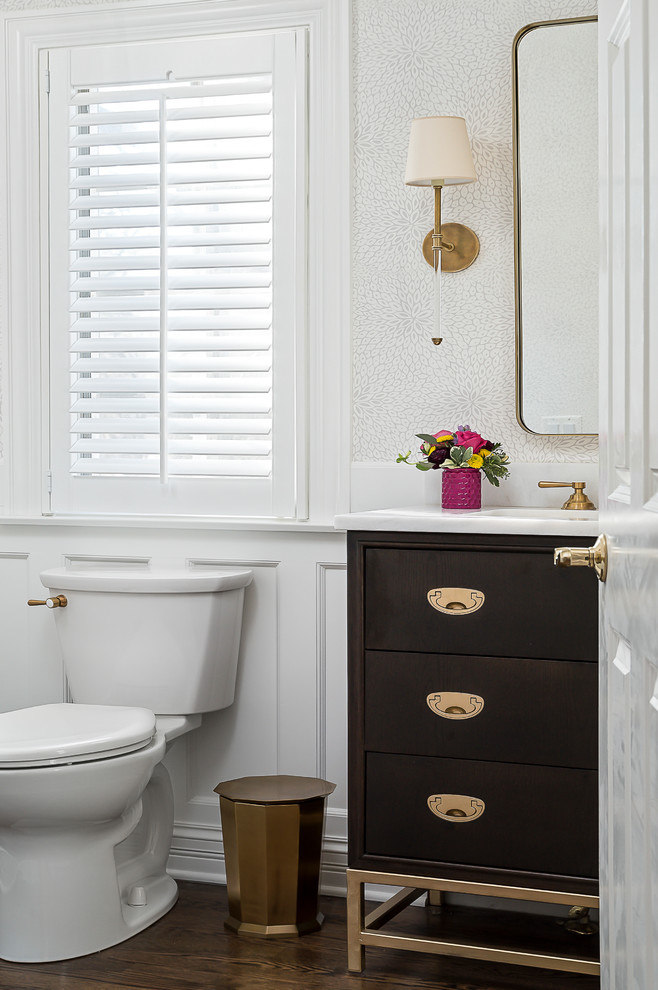 Esempio di un piccolo bagno di servizio tradizionale con ante lisce, ante in legno bruno, pavimento in legno massello medio, lavabo sottopiano, top in marmo e pavimento marrone