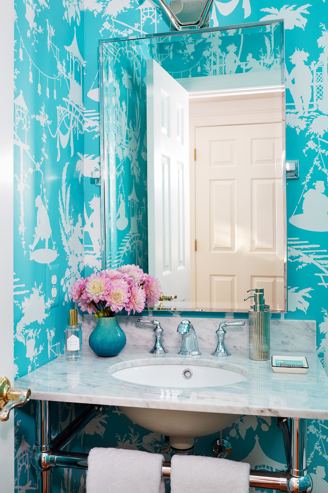 ワシントンD.C.にあるトランジショナルスタイルのおしゃれなトイレ・洗面所 (青い壁、アンダーカウンター洗面器) の写真