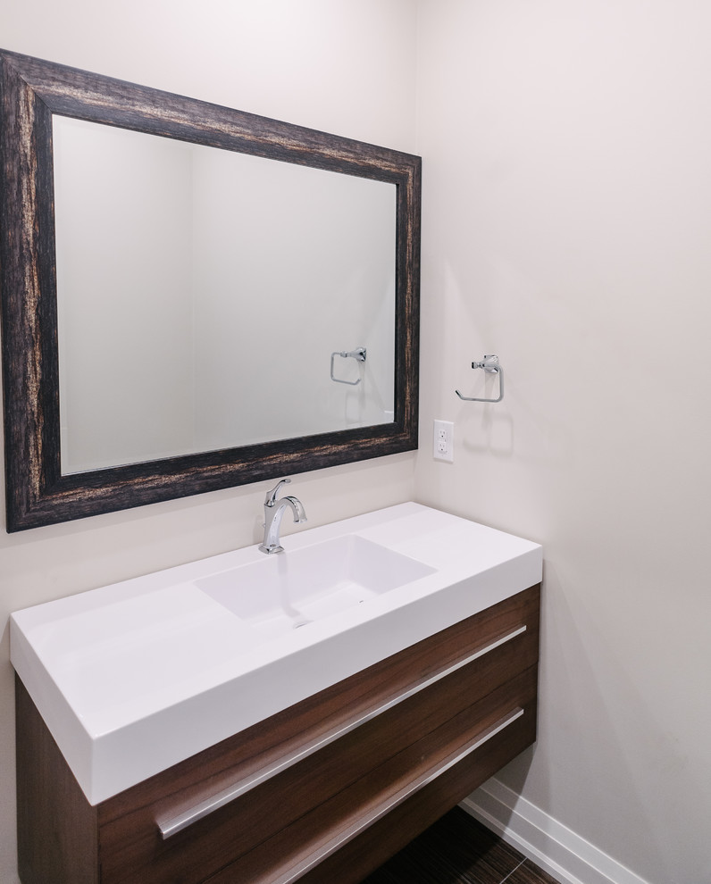 Foto di un bagno di servizio stile marino di medie dimensioni con ante in stile shaker, ante in legno bruno, pareti bianche e lavabo integrato