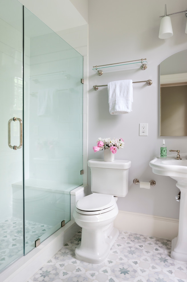 Diseño de cuarto de baño clásico renovado de tamaño medio con paredes grises y suelo con mosaicos de baldosas