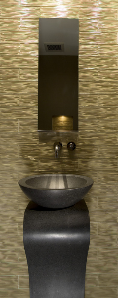 Kleine Moderne Gästetoilette mit Aufsatzwaschbecken, beigen Fliesen, Porzellanfliesen und beiger Wandfarbe in Washington, D.C.