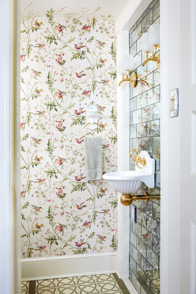 Immagine di un bagno di servizio tradizionale con lavabo sospeso, piastrelle a specchio, pareti multicolore e pavimento beige