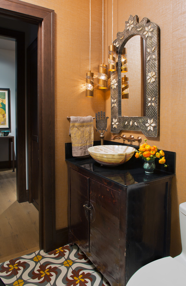 デンバーにある小さなエクレクティックスタイルのおしゃれなトイレ・洗面所 (フラットパネル扉のキャビネット、茶色いキャビネット、オレンジの壁、セメントタイルの床、ベッセル式洗面器) の写真