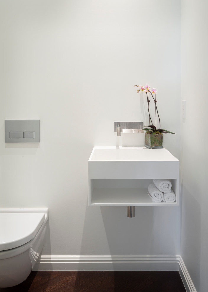 Пример оригинального дизайна: туалет в современном стиле с подвесной раковиной, открытыми фасадами, белыми фасадами и инсталляцией