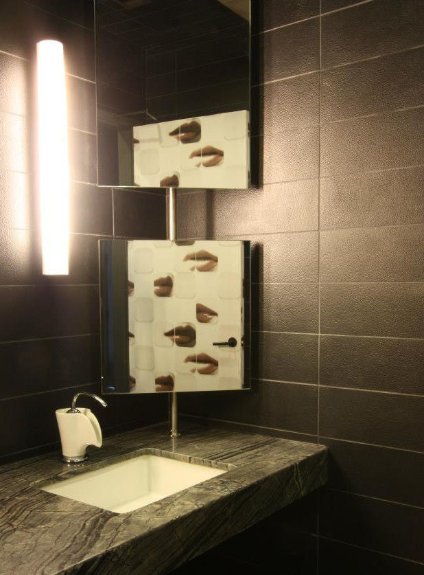 Foto di un piccolo bagno di servizio moderno con lavabo sottopiano, top in marmo, piastrelle nere, piastrelle in gres porcellanato e pareti nere