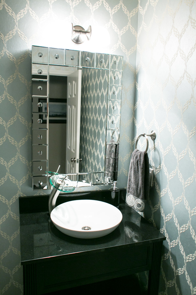 Cette image montre un petit WC et toilettes design en bois foncé avec une vasque, un placard en trompe-l'oeil et un plan de toilette en granite.