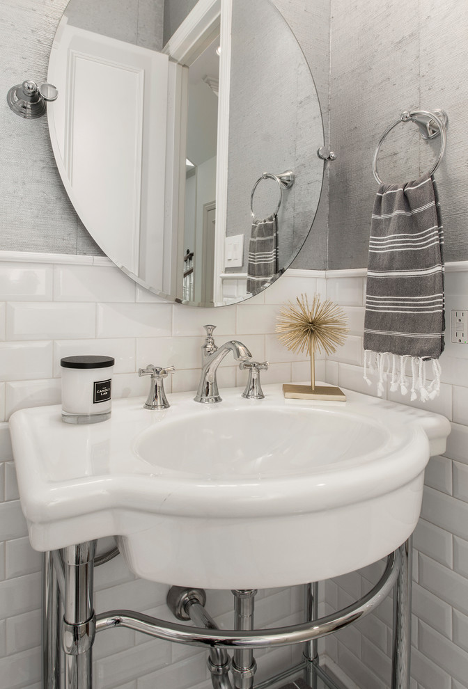 ダラスにある高級な小さなトランジショナルスタイルのおしゃれなトイレ・洗面所 (オープンシェルフ、一体型トイレ	、白いタイル、サブウェイタイル、白い壁、大理石の床、ペデスタルシンク、グレーの床、白い洗面カウンター) の写真