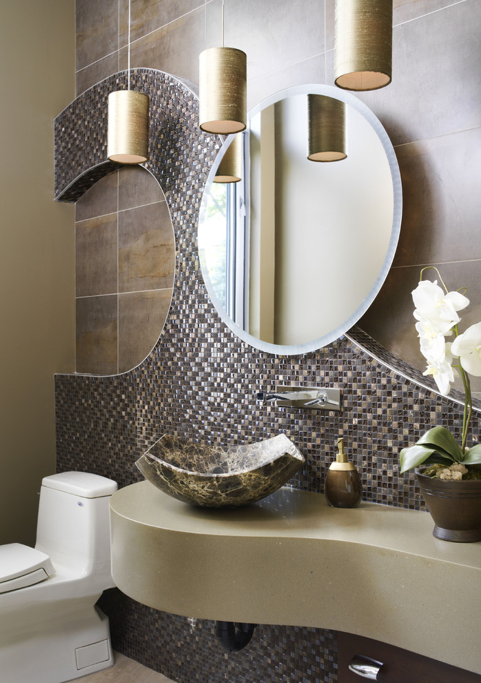 Источник вдохновения для домашнего уюта: туалет среднего размера в стиле фьюжн с настольной раковиной, столешницей из искусственного камня, раздельным унитазом, разноцветной плиткой и плиткой из листового стекла