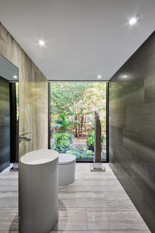 Esempio di un bagno di servizio minimal con piastrelle marroni, piastrelle grigie, pareti grigie, lavabo a colonna e pavimento grigio