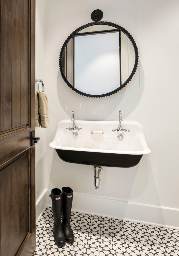Foto di un bagno di servizio tradizionale di medie dimensioni con pareti bianche, pavimento in cementine, lavabo rettangolare e pavimento nero