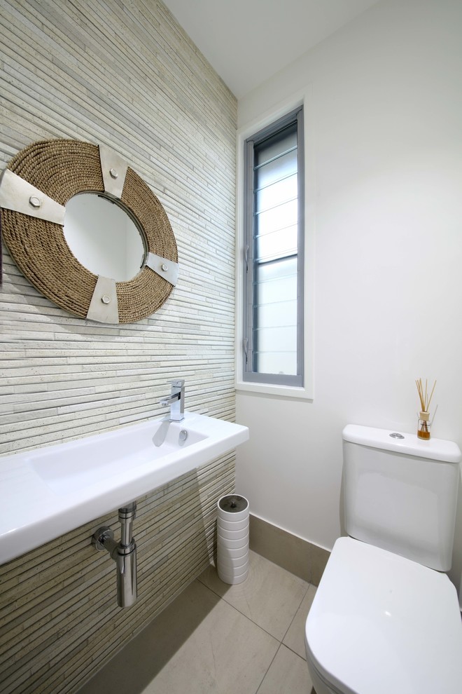 Ispirazione per un piccolo bagno di servizio minimal con WC monopezzo, pareti bianche, pavimento con piastrelle in ceramica, lavabo sospeso, piastrelle a listelli e piastrelle grigie