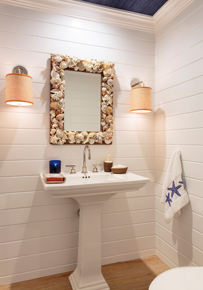 Exemple d'un petit WC et toilettes bord de mer avec un mur blanc, parquet clair et un lavabo de ferme.