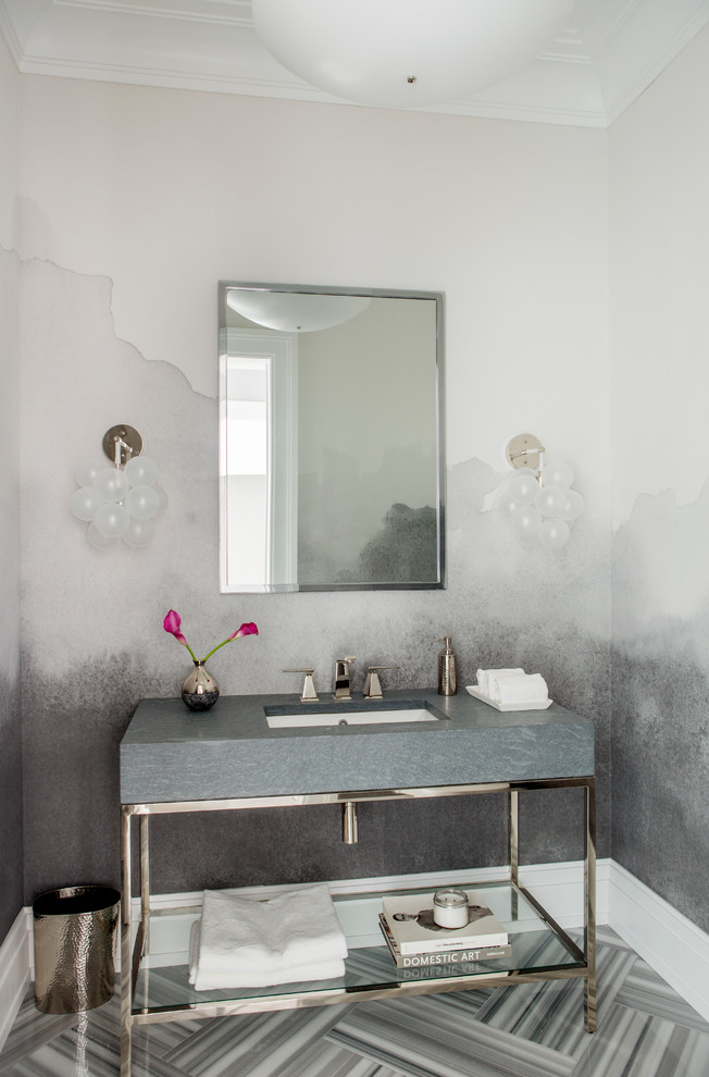 Klassisk inredning av ett grå grått toalett, med flerfärgade väggar, ett undermonterad handfat och flerfärgat golv