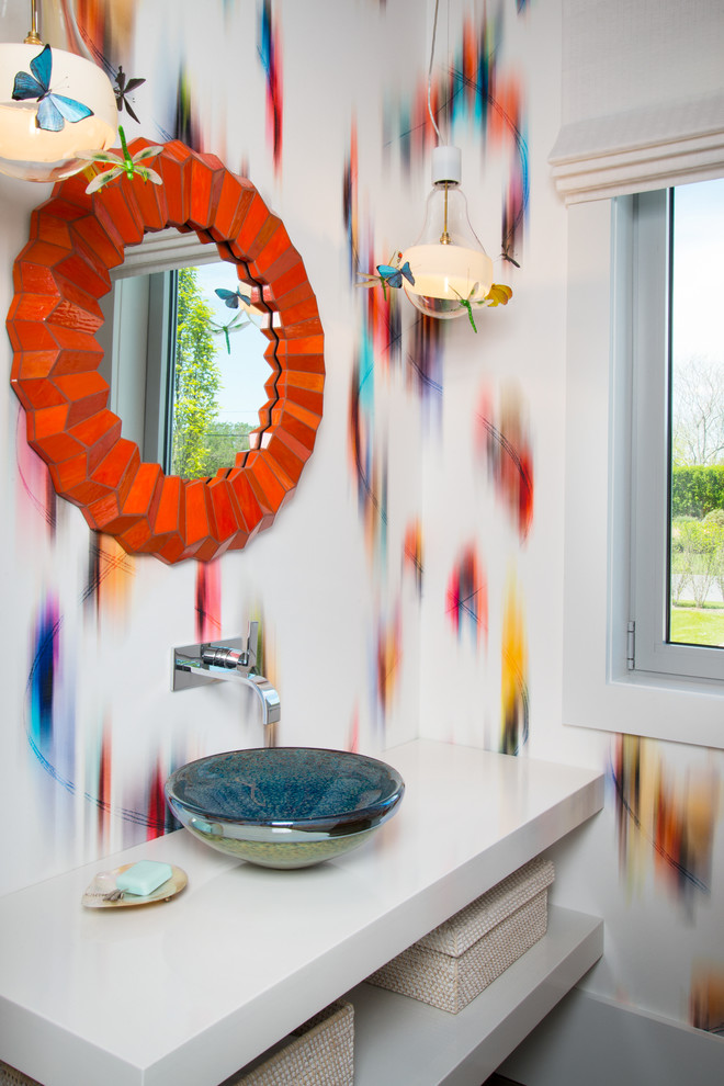 Modelo de aseo actual con lavabo sobreencimera y paredes multicolor