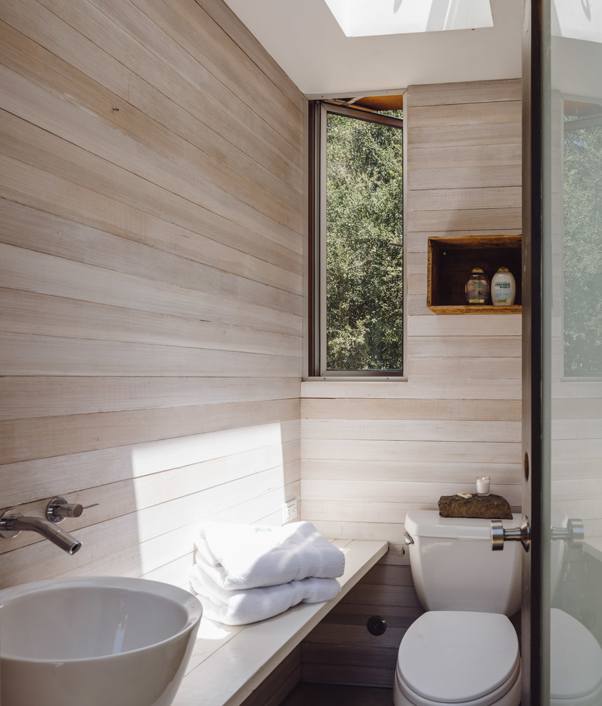 Immagine di un piccolo bagno di servizio design con WC monopezzo e lavabo a bacinella