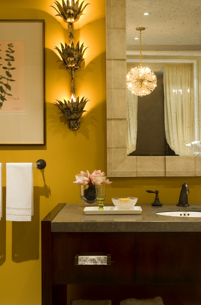 Eklektische Gästetoilette mit offenen Schränken, dunklen Holzschränken, gelber Wandfarbe und Kalkstein-Waschbecken/Waschtisch in Washington, D.C.