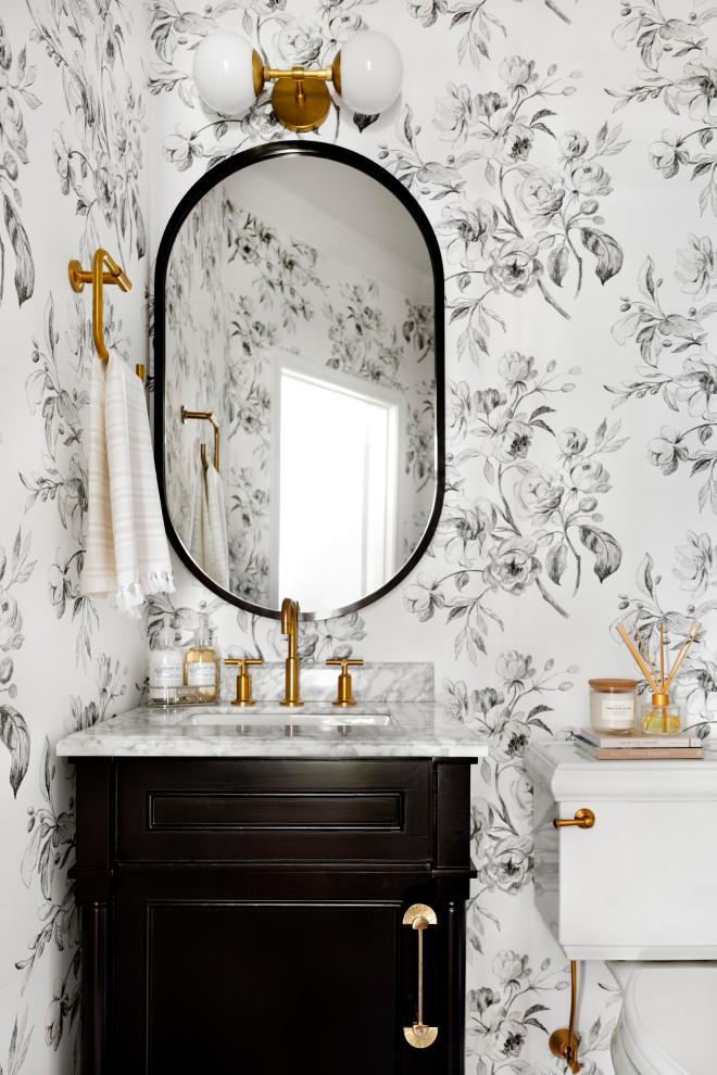 Esempio di un bagno di servizio classico con ante in stile shaker, ante nere, WC a due pezzi, pareti multicolore, pavimento in legno massello medio, lavabo sottopiano, top in marmo, pavimento marrone e top bianco