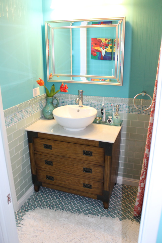 Идея дизайна: маленький туалет в стиле фьюжн с фасадами островного типа, темными деревянными фасадами, синей плиткой, плиткой мозаикой, синими стенами, полом из мозаичной плитки, настольной раковиной, мраморной столешницей и синим полом для на участке и в саду