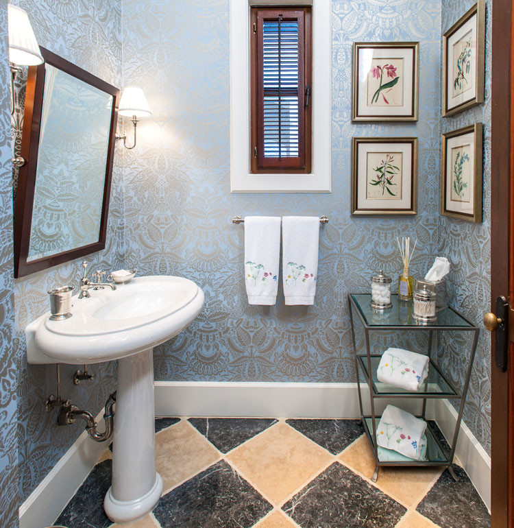 Ispirazione per un piccolo bagno di servizio classico con pareti blu, pavimento con piastrelle in ceramica, lavabo a colonna, pavimento multicolore e top bianco