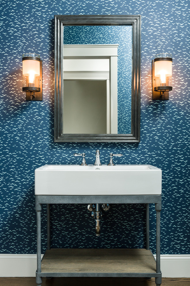 Foto di un bagno di servizio industriale con pareti blu, parquet scuro, nessun'anta e lavabo a bacinella