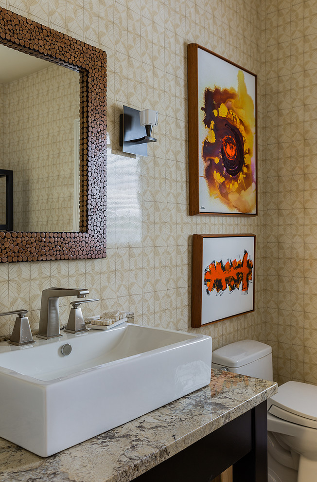 Cette photo montre un WC et toilettes tendance avec une vasque et un carrelage beige.